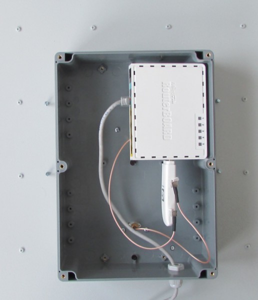 Детальное изображение товара "Антенна Антэкс AX-2520P MIMO BIG BOX панельная с гермобоксом 20 дБ" из каталога оборудования Антенна76