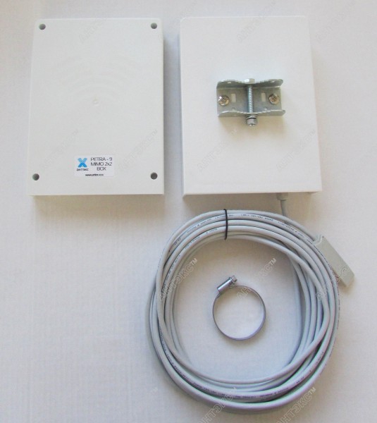 Детальное изображение товара "Антенна Антэкс PETRA-9 MIMO 2х2 BOX панельная с гермобоксом 9 дБ" из каталога оборудования Антенна76